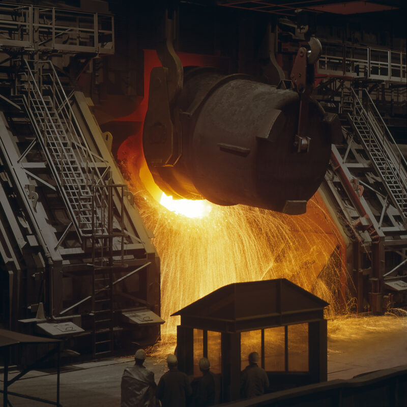 Bild eines Konverters im Stahlwerk