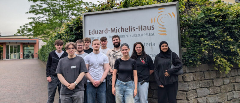 Azubis des Stahlhandels und Leitung des Eduard-Michelis-Hauses