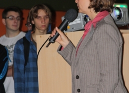 Frau Wissel begrüßt