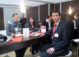 Gespräche beim alkoholfreien Bier abends in der Career Lounge