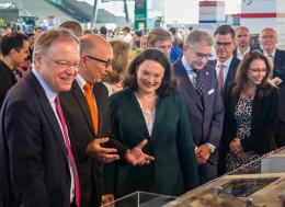 Eröffnungsrundgang der IdeenExpo: Auf dem Salzgitterstand (v.l.) Ministerpräsident Stephan Weil, SZAG-Mitarbeiter Michael Schneider, Bundesministerin für Arbeit und Soziales Andrea Nahles und SZAG-Personalvorstand Michael Kieckbusch