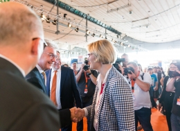 3.-Bildungsministerin-Karliczek-besucht-uns